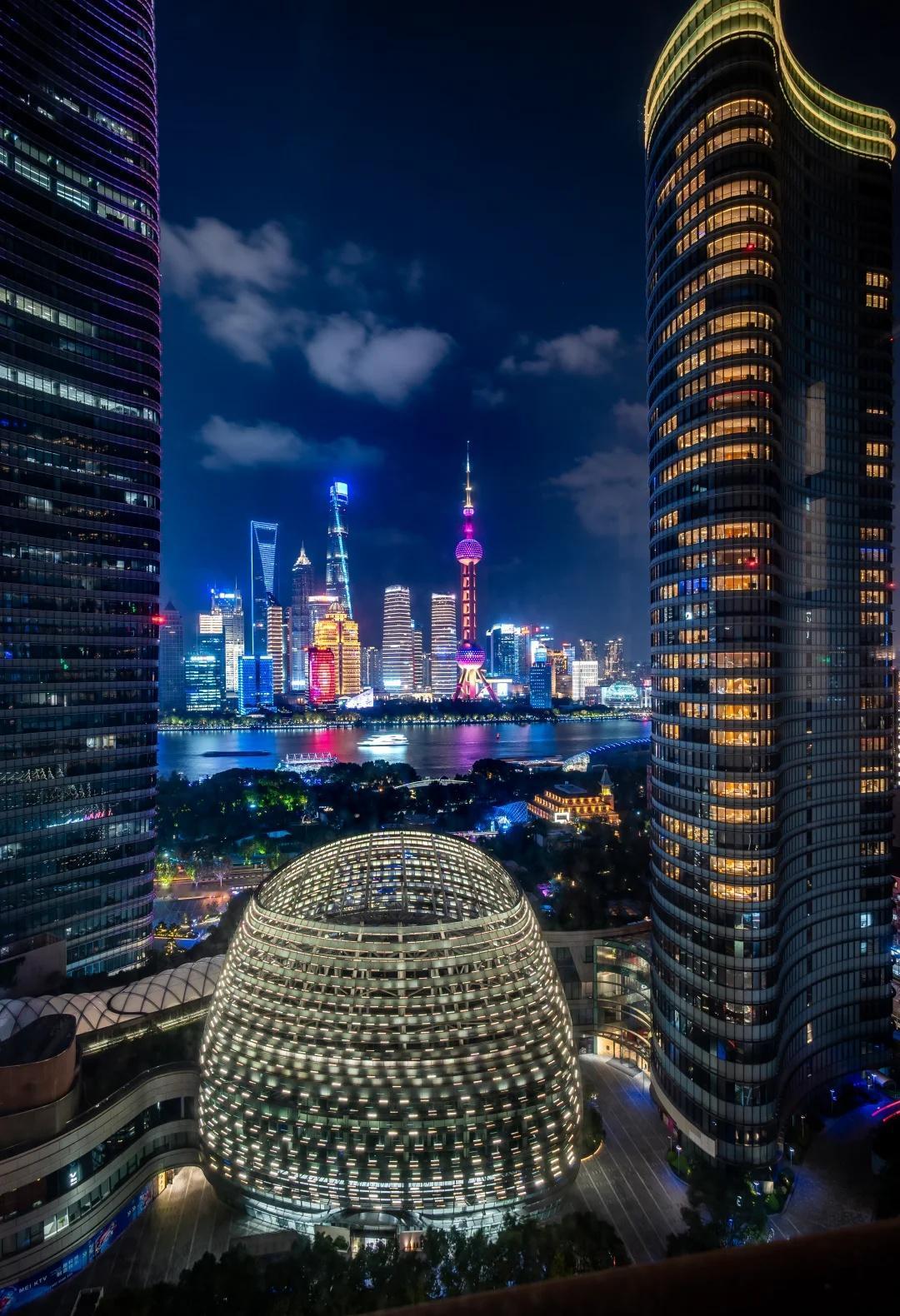 夹缝中的北外滩
很棒的机位，昨天和大佬一起冲了，没想到还在！爬楼碎片➕1
📷：