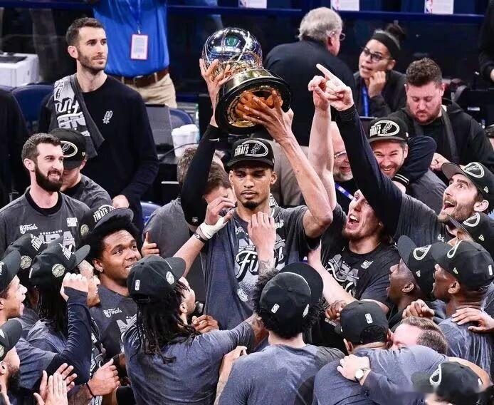 NBA综述｜马刺抢七灭雷霆时隔12年重返总决赛！文班亚马全票当选西决MVP，湖人