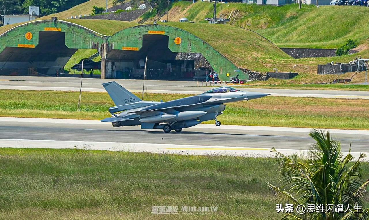 今天台伪空军到货的两架F-16 Block70单座战斗机，单架1.2亿美刀左右，