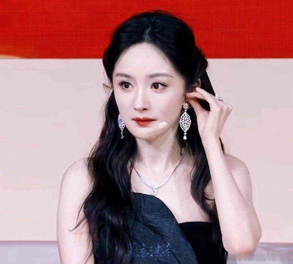 对不起这次真的超标了，找不出词来形容幂姐的美貌了，先跪为敬！#杨幂花束头像##杨
