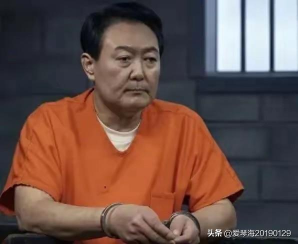 尹锡悦一手推动并完成了萨德系统在韩国部署，韩国为此经济遭受重创，据估算，仅萨德风