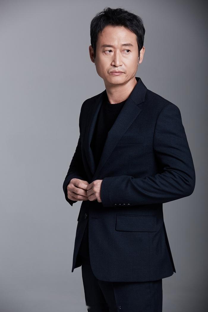 【演员柳承穆体谅同事们在艰苦拍摄现场付出的辛劳】柳承穆表示“我在剧中的位置比较高