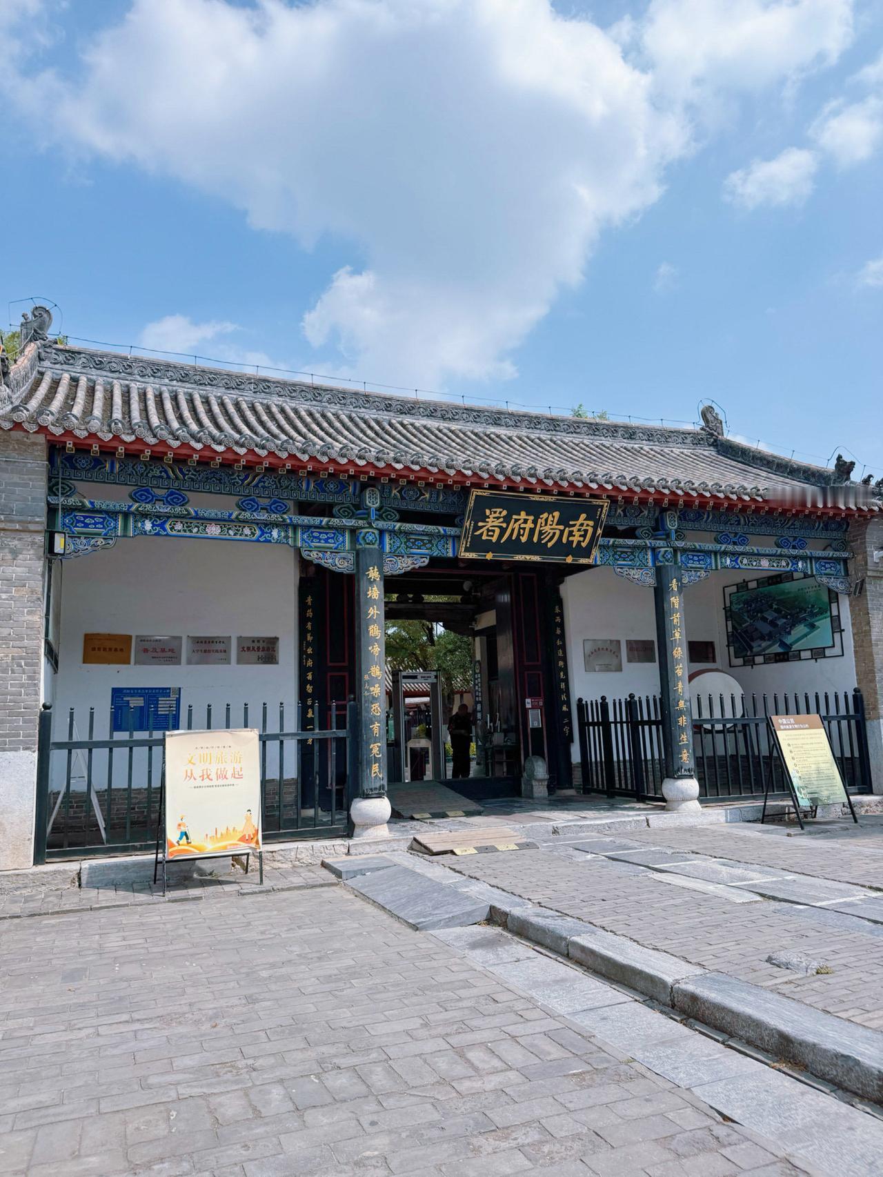 这段史料精准还原了楚人创业的艰辛。在淅川丹阳，熊绎带领族人凭借“筚路蓝缕”的韧劲