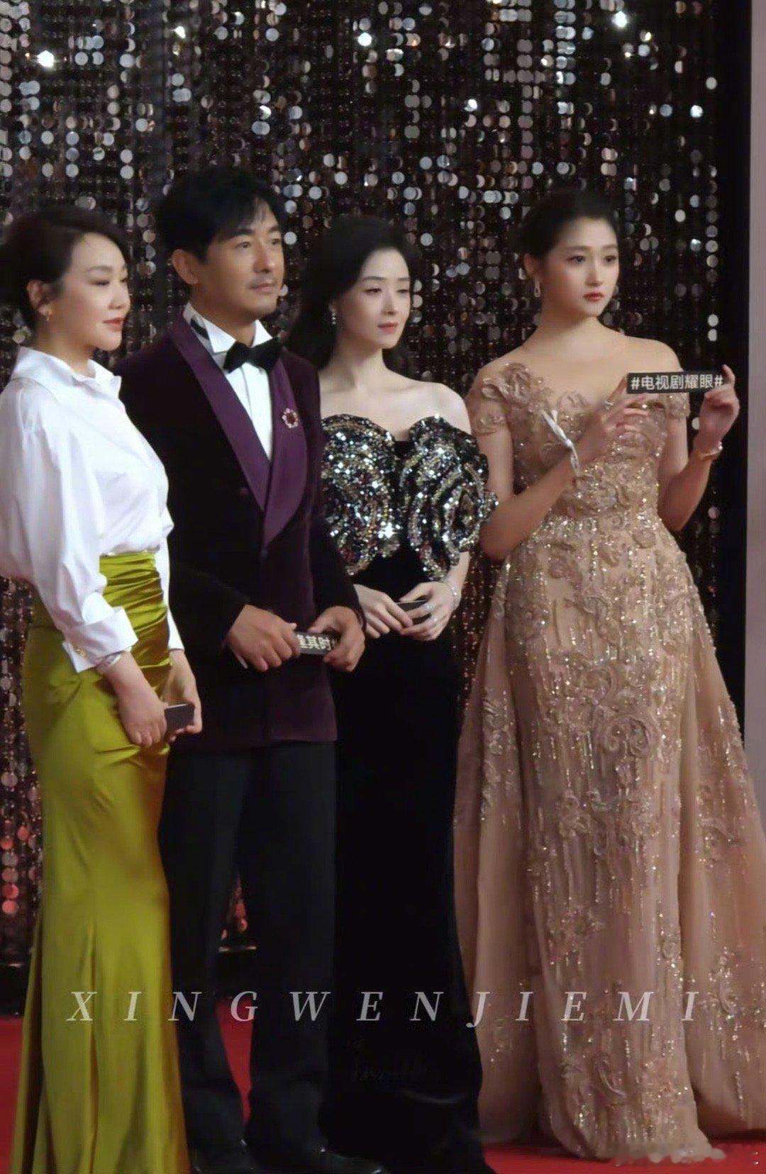 小巷人家剧组聊太嗨忘走红毯，哥哥姐姐们友谊好好啊～[心] ​​​