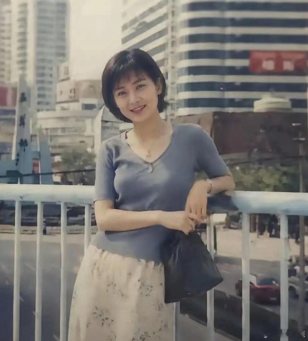 高圆圆1996年的旧照，当时17岁的她还是高二学生，短发造型超有邻家少女感 