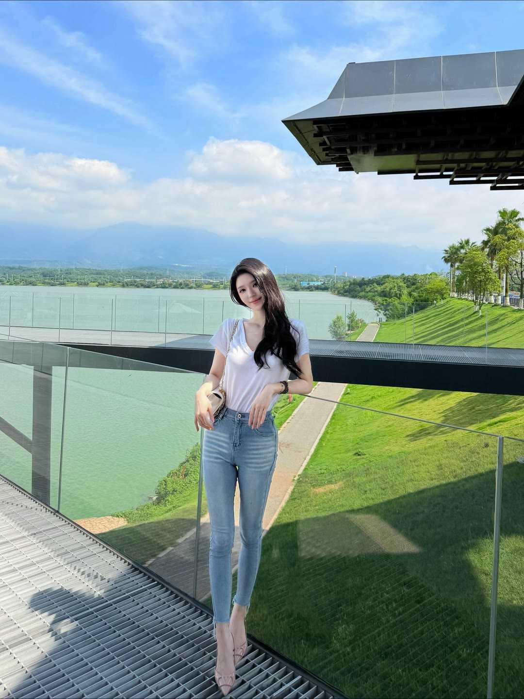 清爽夏日日常穿搭:夏日出门偏爱简约舒适的搭配。一件柔软的白色V领短袖，搭配修身浅