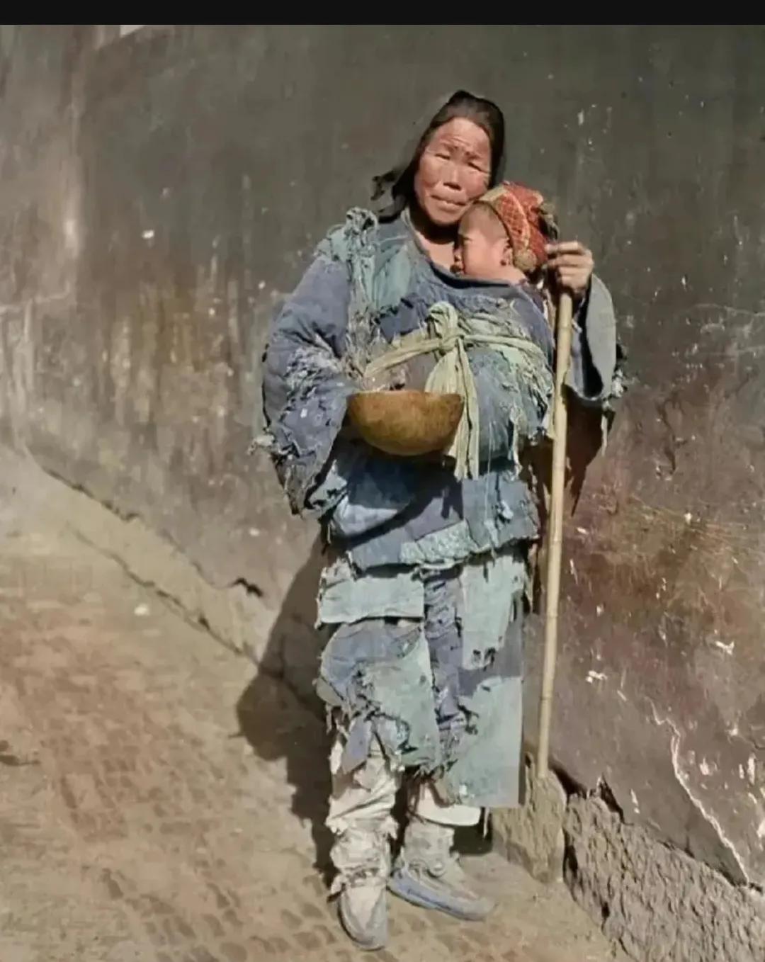 1912年，一位母亲带着孩子，外出讨饭的情景，这一张照片，也是那个时代底层百姓的