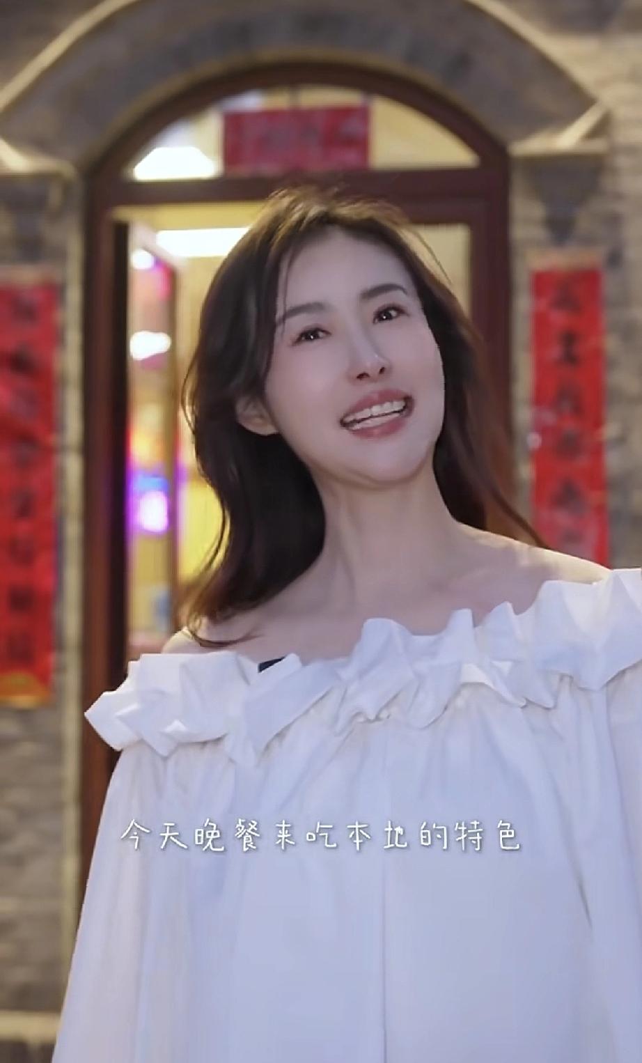 车模兽兽独自到北京吃肥肠做回普通人，虽然颜值严重下滑，但却拥有了普通人的幸福，脸