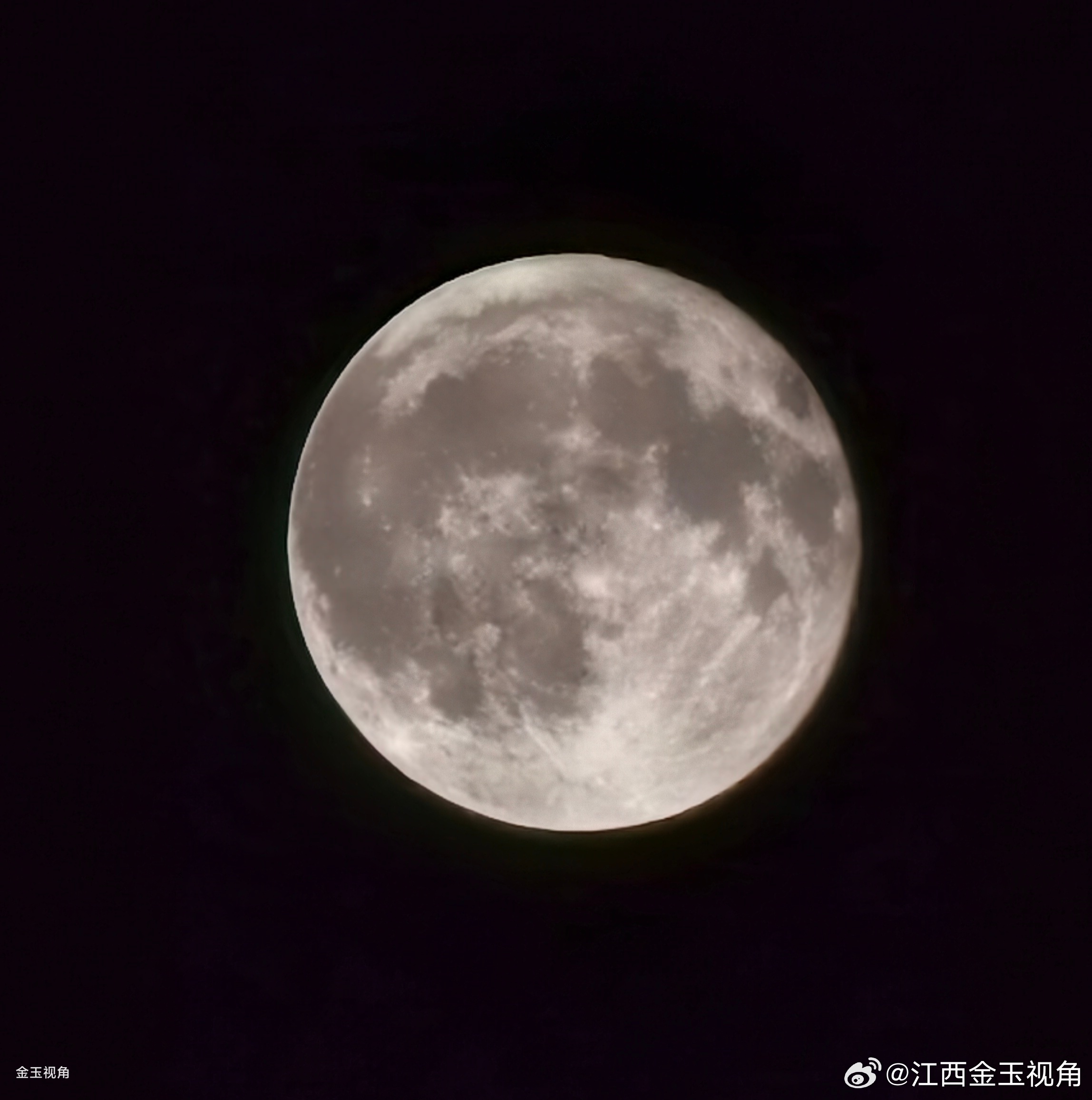 《伴月书》文/金玉视角天心悬玉玦，人间立孤影。清辉无两处，独照我衣襟。莫道广寒寂