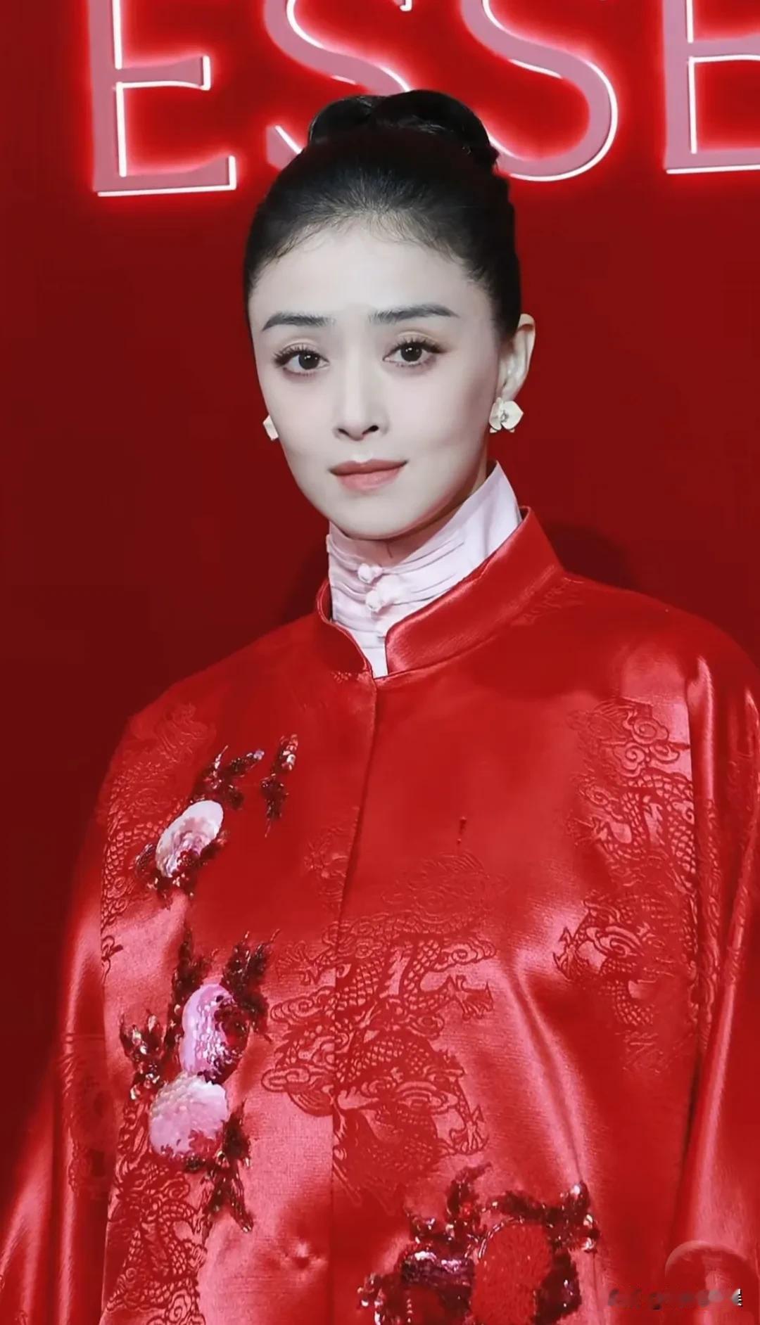 蒋欣，胡杏儿，周涛，还有在《给阿嬷的情书》里的王晓慧，一起现身上海参加某品牌中式