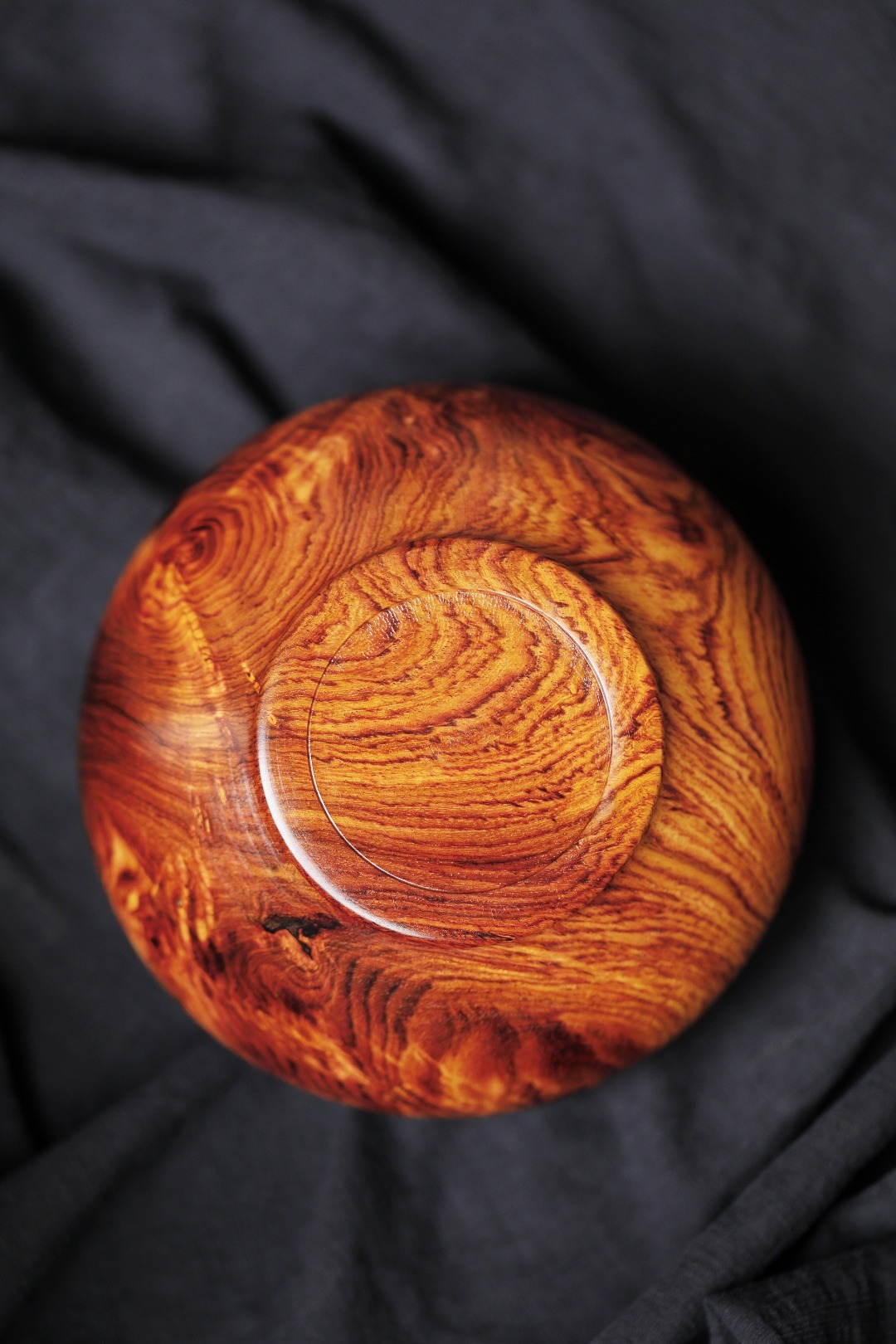 海黄 | 聚宝罐油梨老料一木车制，器形简约;温润无争，天然山水纹为饰，气韵闲远，