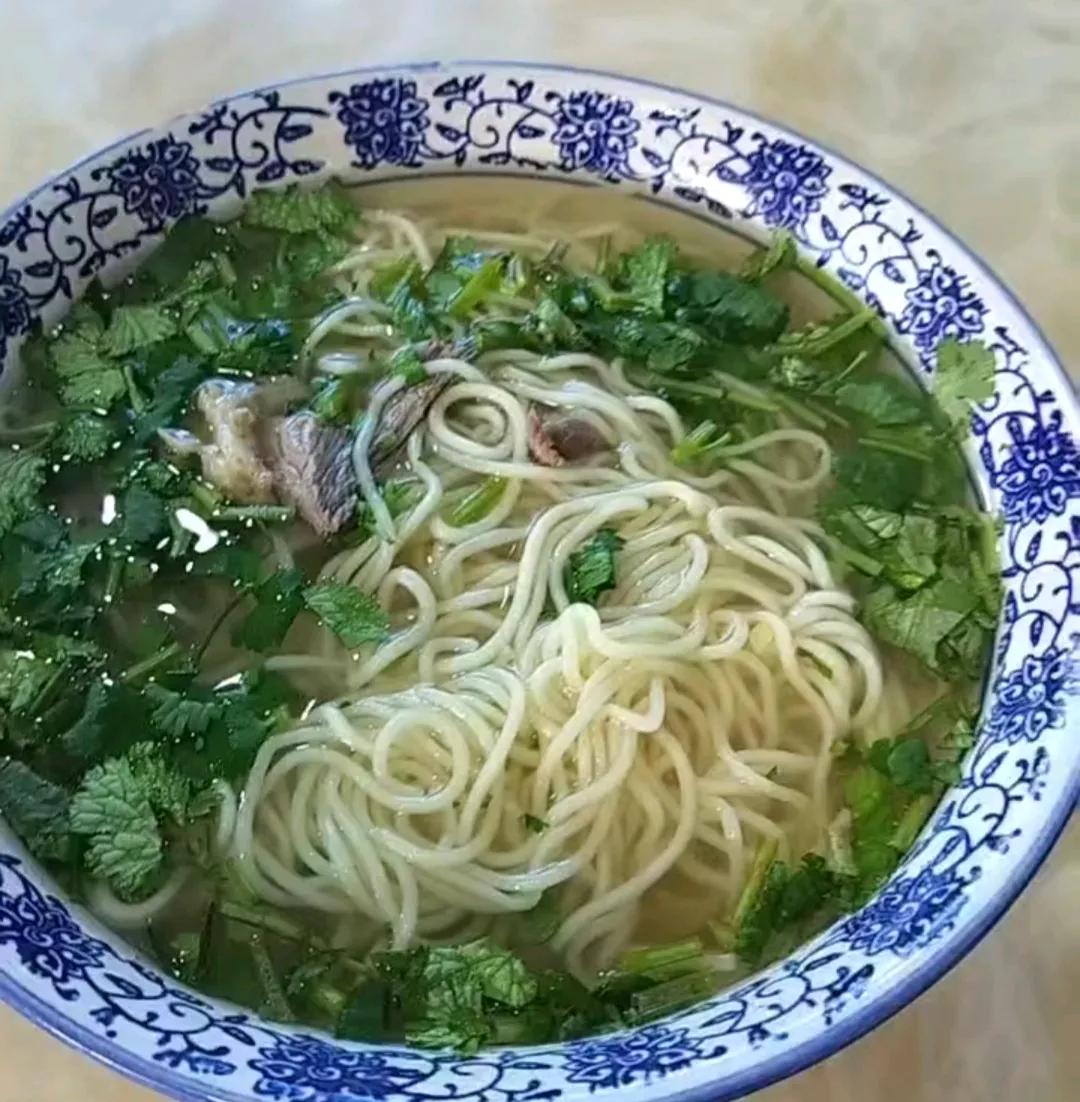 今天吃什么今天带妈妈去复查了，吃了一碗兰州拉面，10点多吃的，回家也不想吃东西，