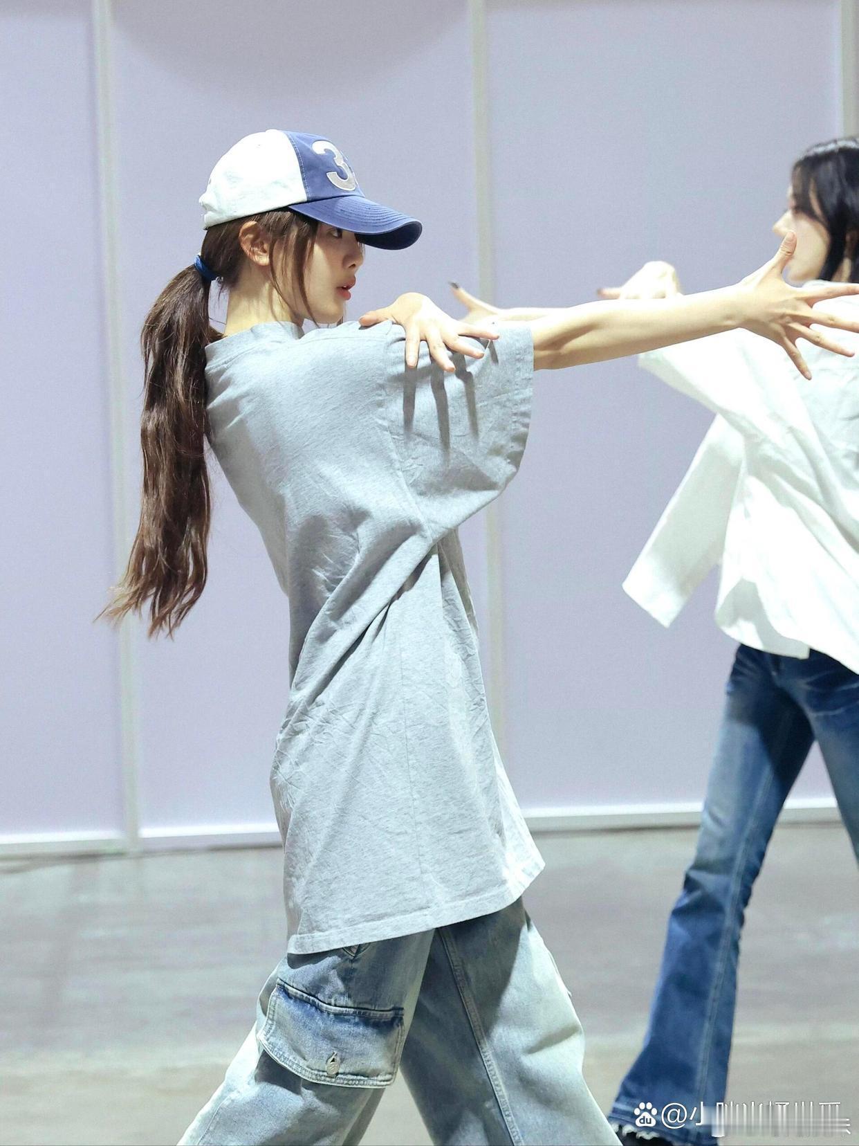 杨超越这素颜，还有这头也太小了 