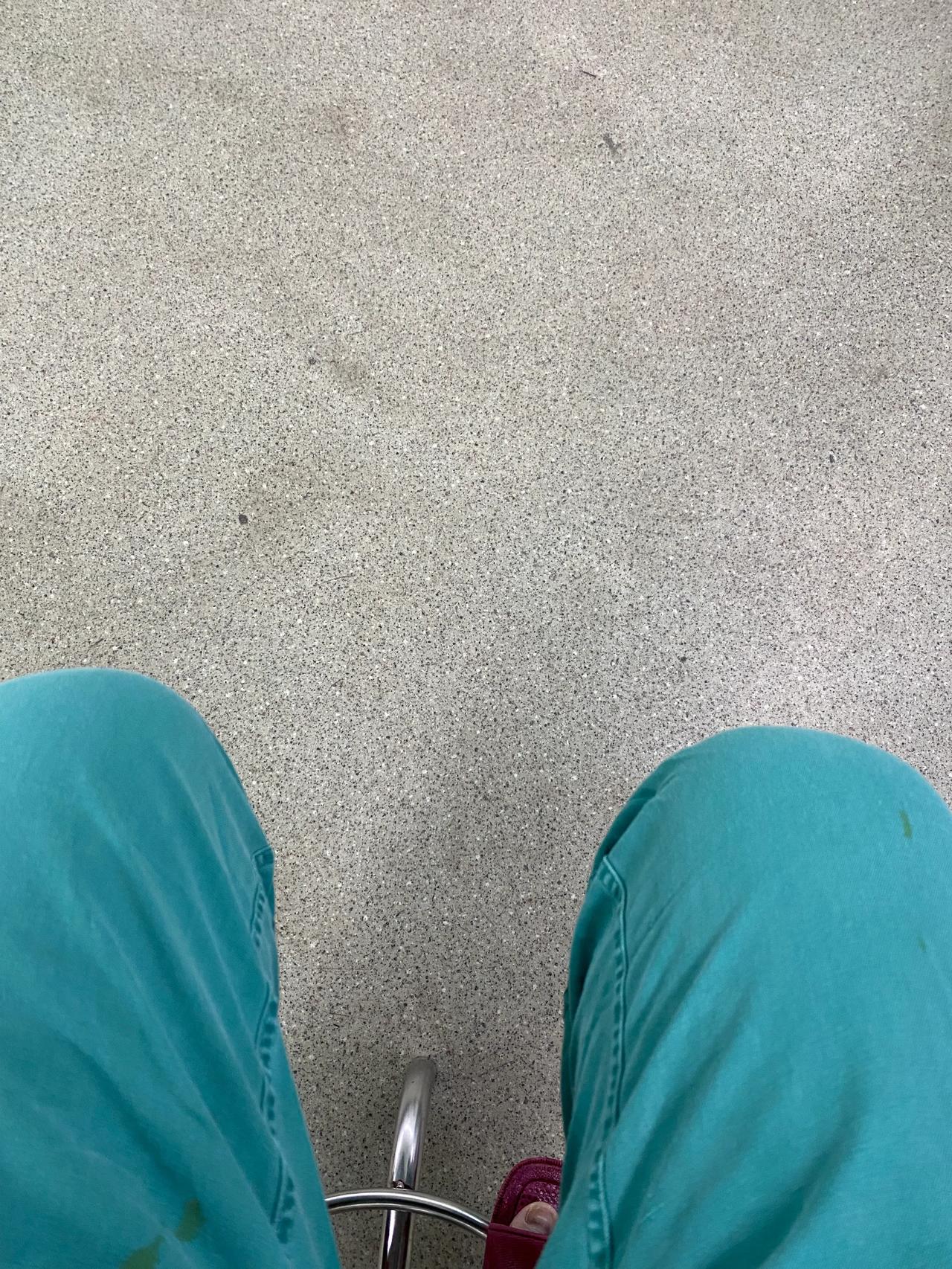 11点半，
大家一致决定，
再做一台手术才去吃午饭，
估计要到1点钟了。
宁可自