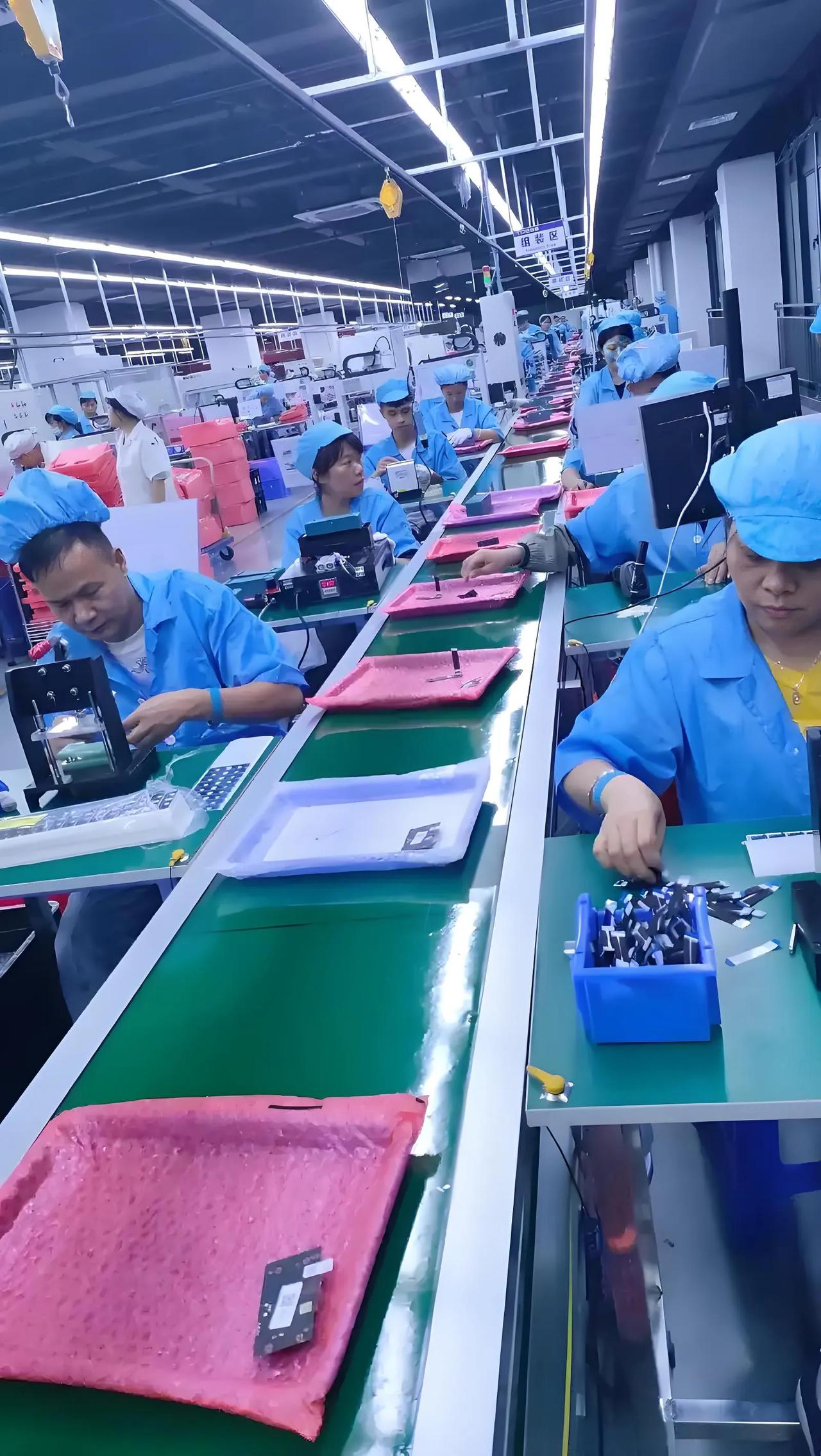 刚陪着一位外地来的粉丝朋友办理好入职，工厂是做路由器的，薪资19元/小时，住宿免