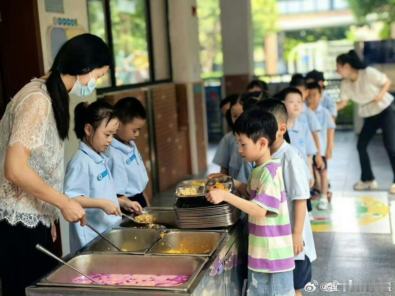  杭州超100所学校取消餐费预缴 家长告别餐费预缴，按实消费更透明，精准掌握孩子