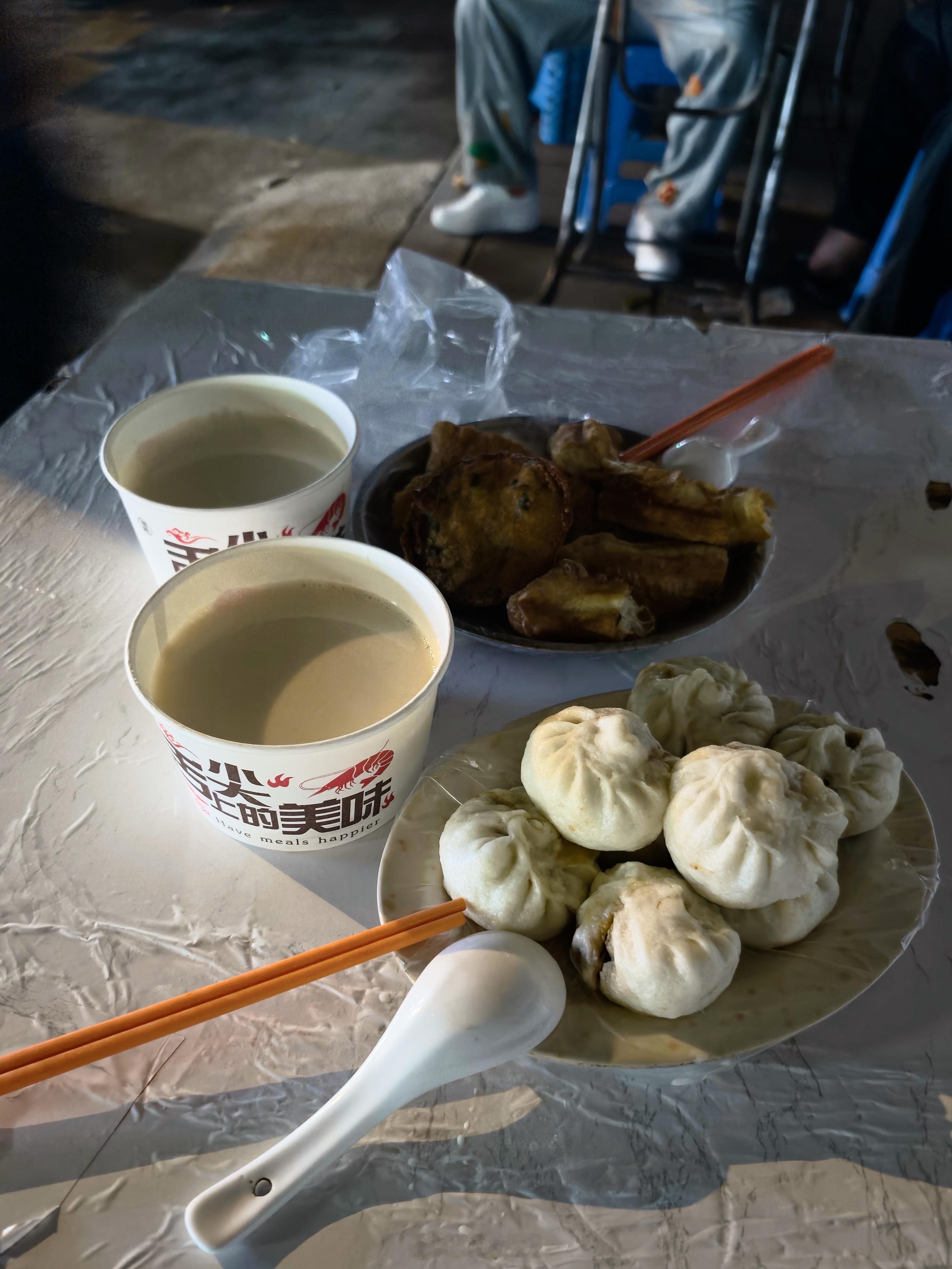 贪吃的人夜里出门兜风总是会被路边摊所吸引不漂亮但也不和你讲故事就凭着好手艺把寻常