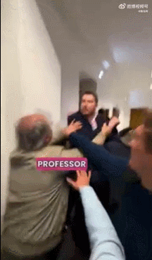 据媒体报道，昨日一群为乌克兰站台的狂热分子在意大利那不勒斯大学扰乱了教授安杰洛·