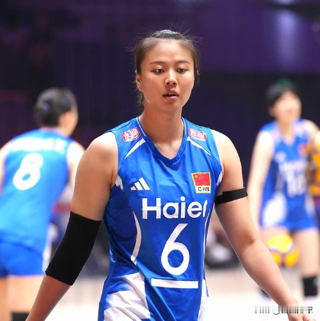 中国女排亚运会夺冠难度不大，受到体育总局压力，队长龚翔宇采访时表决心。日本女排士