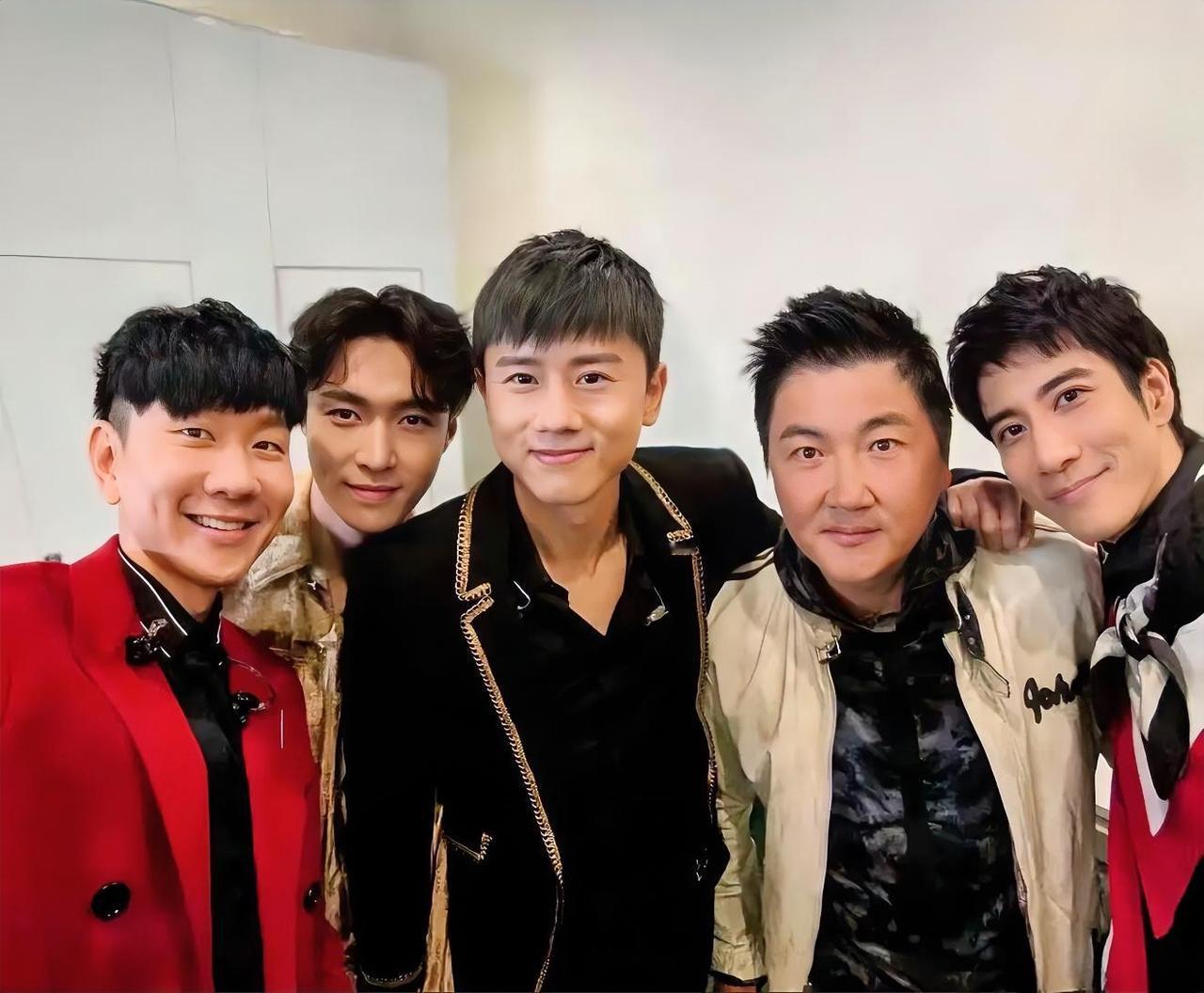 林俊杰（新加坡歌手），173cm，45岁
张杰（歌手），180cm，43岁
王力