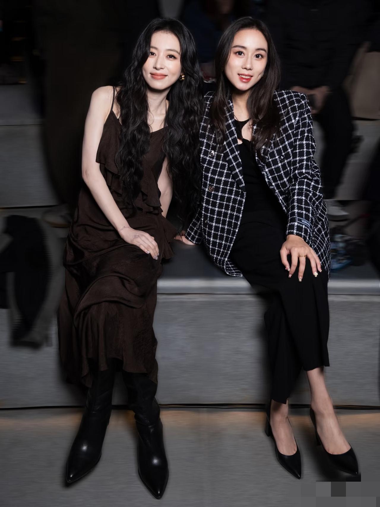 何超欣与周雨彤一起参加苹果50周年活动，何超欣坐在周雨彤跟前气质一点都不输，越来