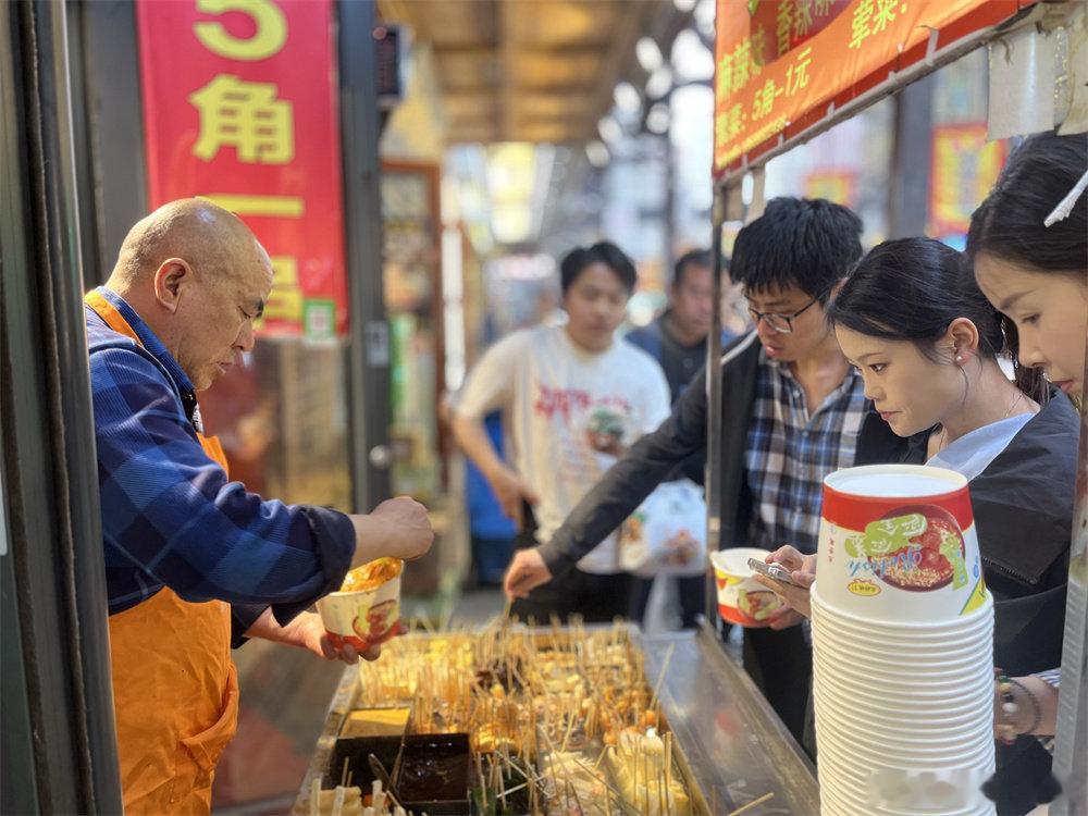 解锁兰州地道市井生活想读懂真实的兰州，要从天亮后的老城街巷开始。不用奔赴热门景区