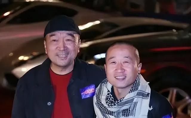 1999年，李保田儿子李彧被人忽悠签了300万的合同，对方说：“只要让你爹来客串