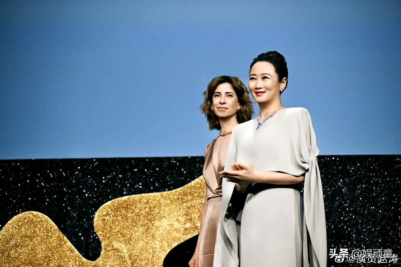 妇唱夫随，大导演也不例外！
我们都知道这次辛芷蕾获得威尼斯电影节影后，却不知在众