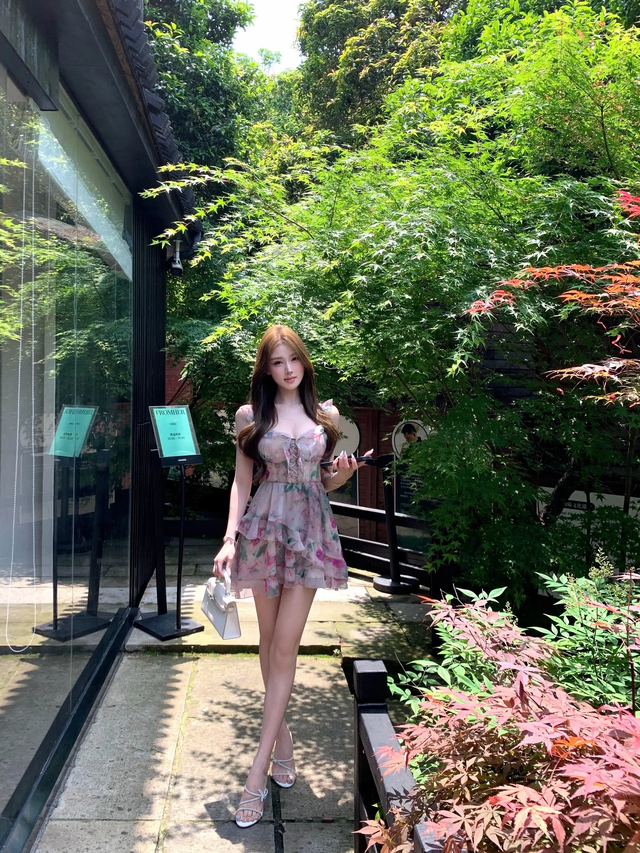 恋人怀中樱花草 听见胸膛心在跳。