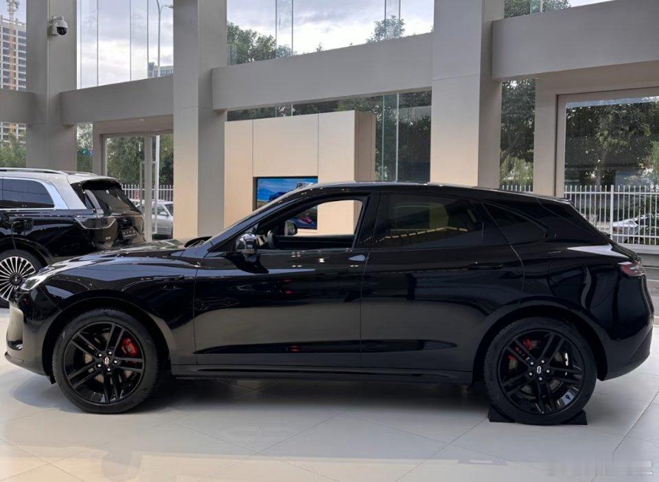 这黑武士版的问界新M5 Ultra太帅了！黑亮车漆自带气场，前脸又凶又飒，开出去