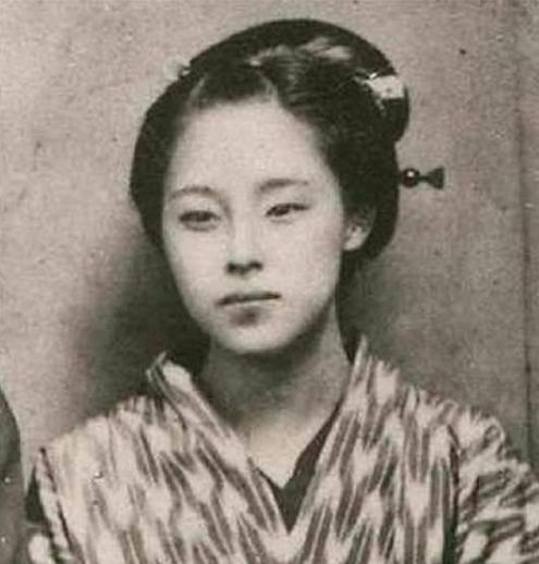 1942年，游击队长甄凤山掀开被子后，发现女战士张美智的脚趾间有因常年穿木屐留下