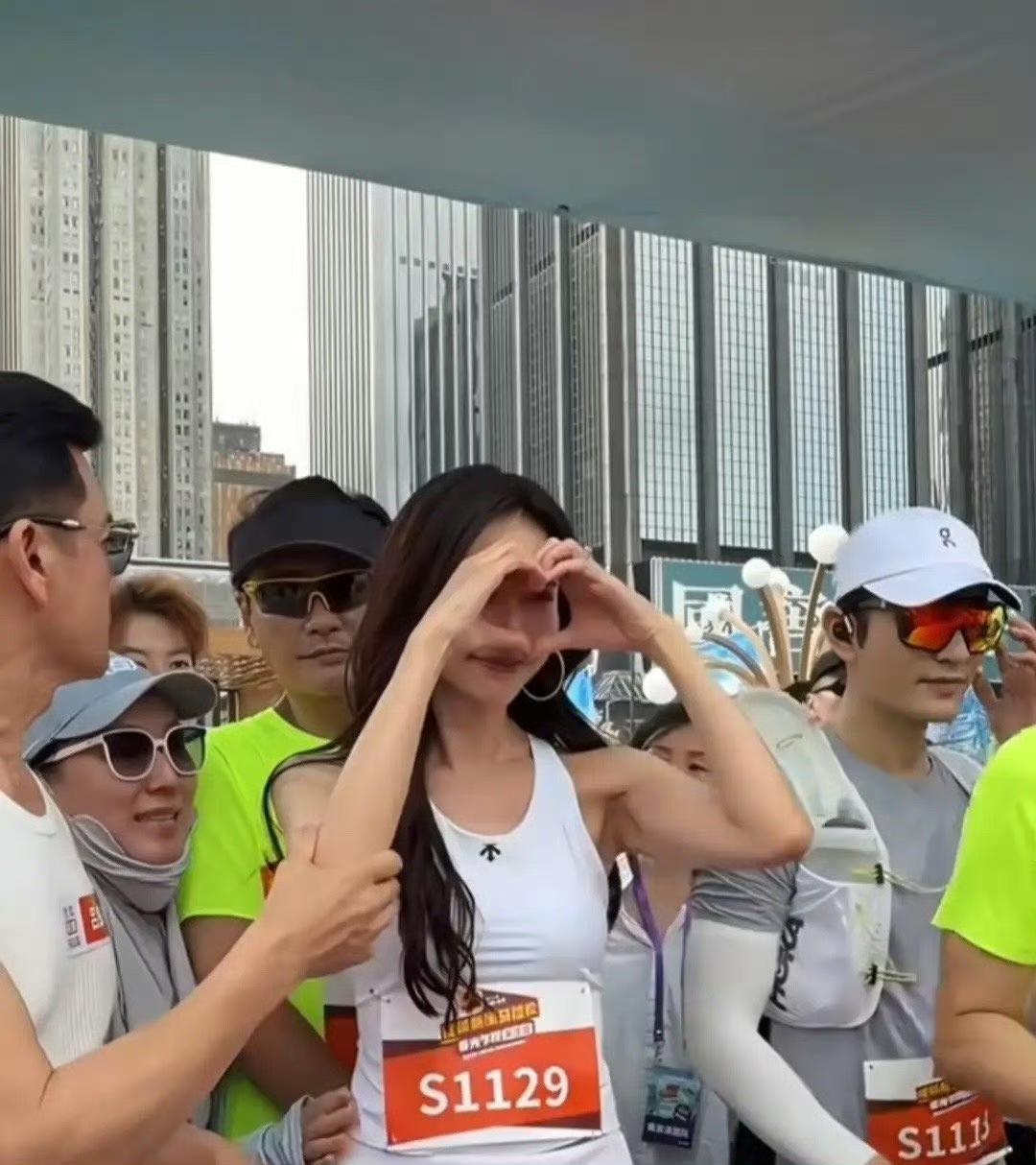 香港马拉松明星云集。开跑前，林志玲专注与粉丝交谈，吕良伟轻拉其手臂提醒有人唤她。