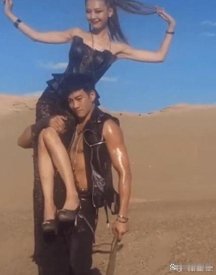 何润东与老婆合照，拍出新高度，真是郎才女貌，天作之合啊！ ​​​