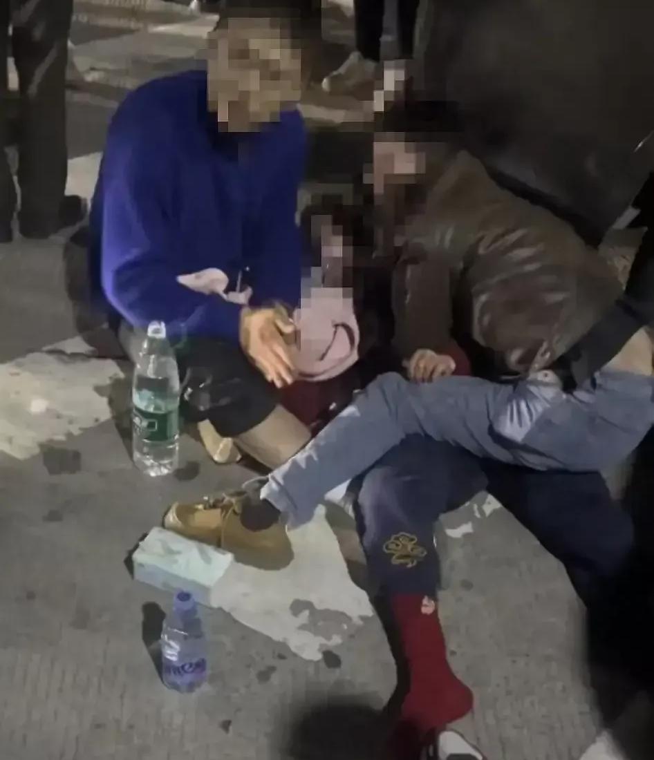 在服务区被撞身亡的11岁男孩是刚过了生日，此次是在返回途中进入服务区上厕所，没想