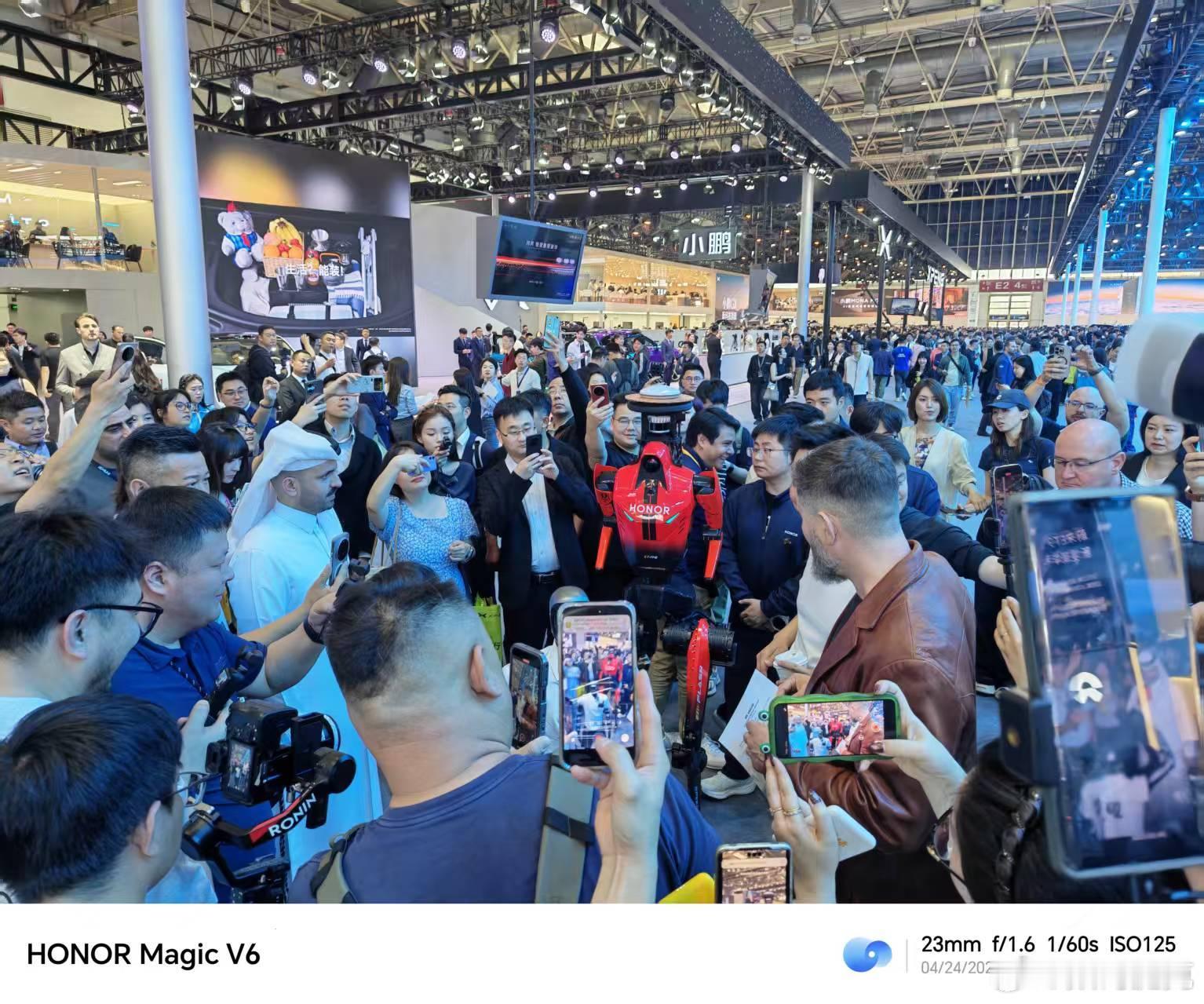 荣耀这闪电机器人档期真满，23号在成都百米赛跑跑赢了张予曦，结果今天又出现在北京