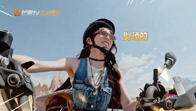 谁看了不被田曦薇拿捏啊！最甜的脸蛋配上开最猛车的架势，反差感拉满。弯道漂移那叫一