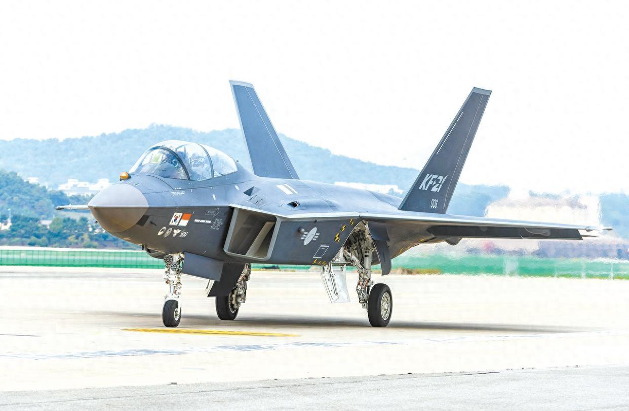 韩国首架量产型KF-21战机已正式交付韩国空军，韩国距离五代机还有多远？
 
2