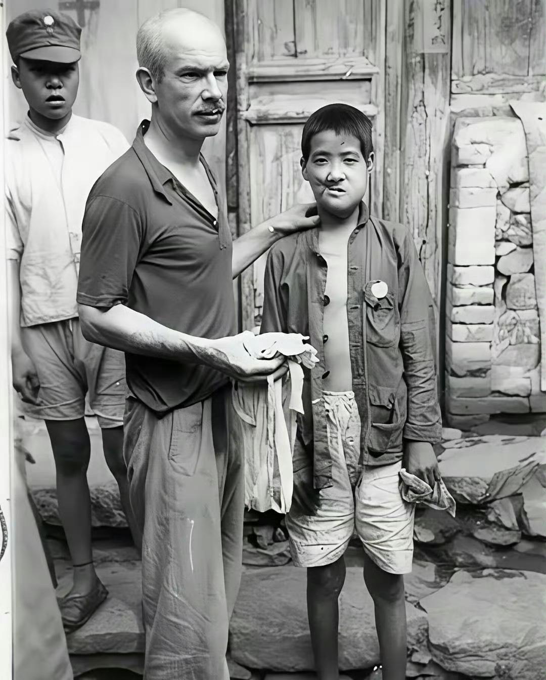 1939年，白求恩为面部中弹的小八路拆线。
少年无畏，医者仁心。向他们致敬。