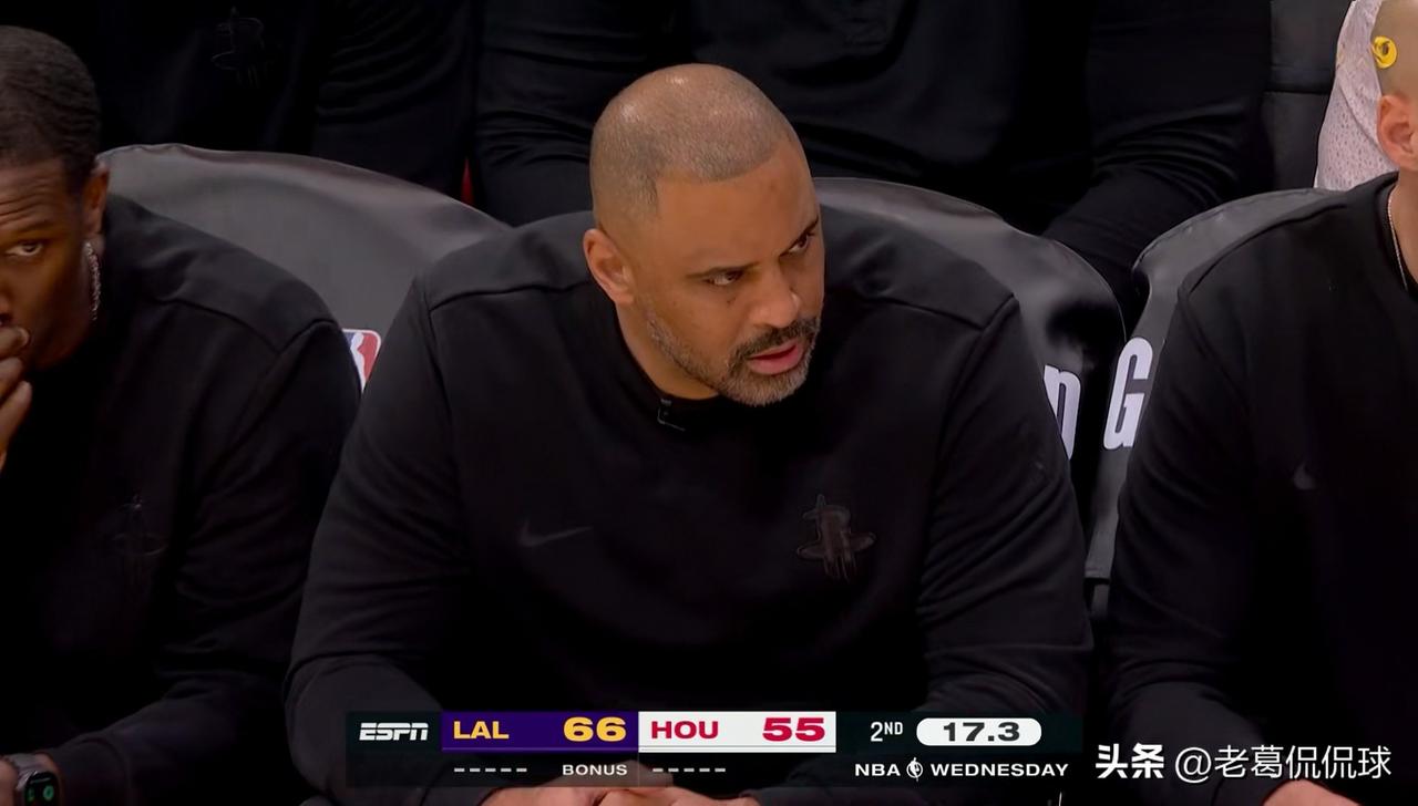 美国著名篮球评论员帕金斯怒喷火箭！在今天火箭主场迎战湖人的比赛中，目前双方半场战