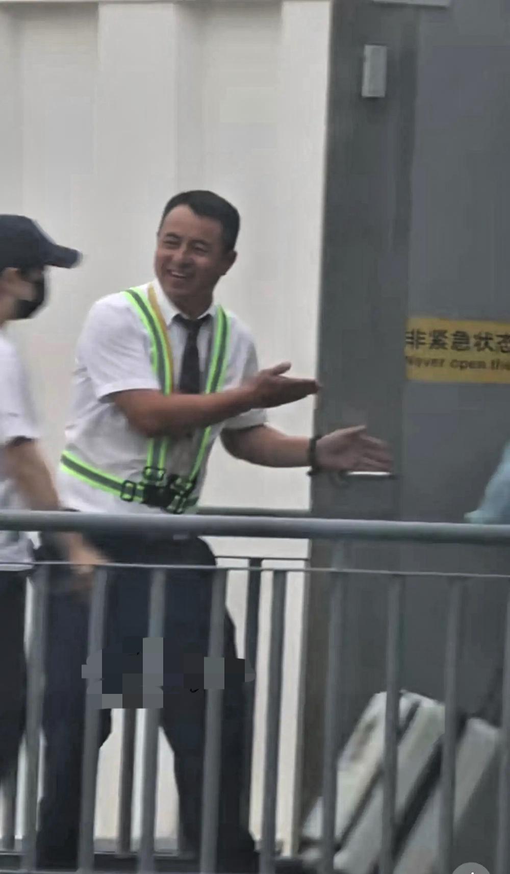 难怪大家都喜欢！机场这一幕太真实了。
地勤大哥前一秒还在认真工作，一见到莎莎，笑