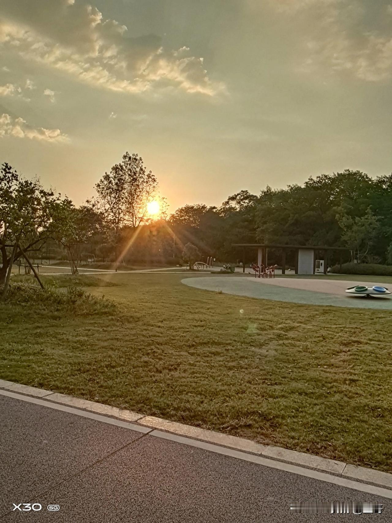 。天空渐渐蒙上一层淡淡的金纱，随后被夕阳染成层次分明的红色，云彩也变得五彩缤纷，