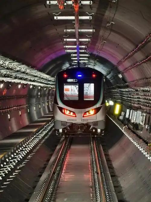 2018 年武汉有不少地铁线路开建呢。像地铁 12 号线就备受瞩目，它可是武汉首