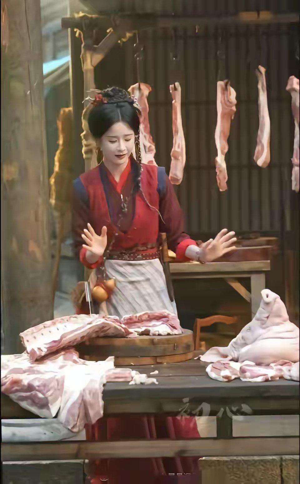 田曦薇剧里杀猪女的人设也是真的火了，就连短剧也在模仿这个人设。 ​​​