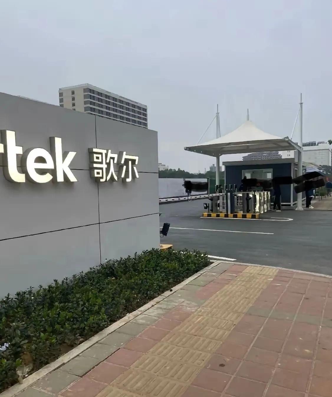 曾经热闹到半夜都烟火气十足的东莞，如今街头冷冷清清，房子空着没人租，夜宵摊大排档