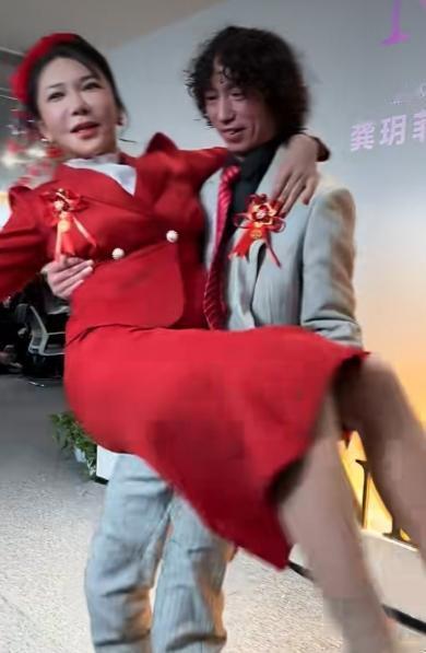 庞麦郎和龚玥菲两人在出席活动中互动，大秀恩爱，这是要举行仪式的节奏啊！庞麦郎一身