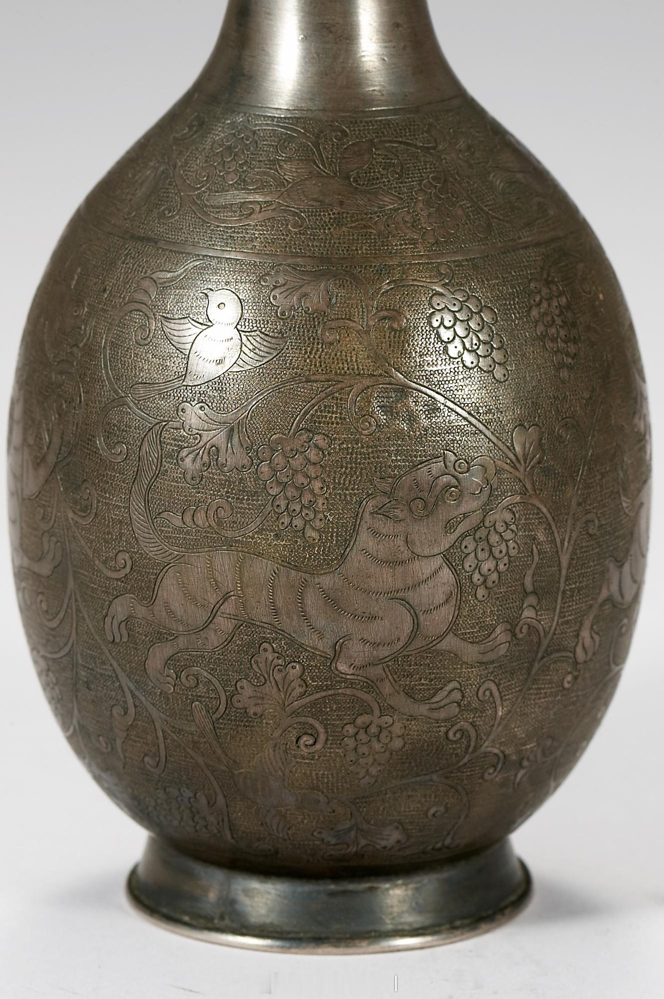 银制瑞兽纹瓶尺寸：高18.3cm，口直径4.0cm，底直径5.2cm来源：韩国 