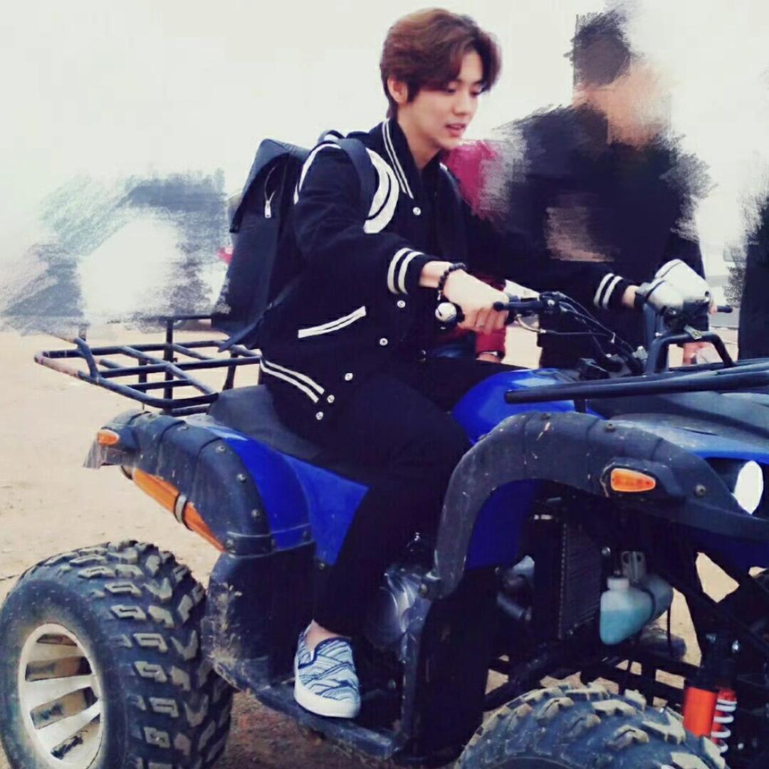 鹿晗上一次骑摩托还是在十一年前 十一年前鹿晗发现了一个大玩具，那时候还不会启动呢