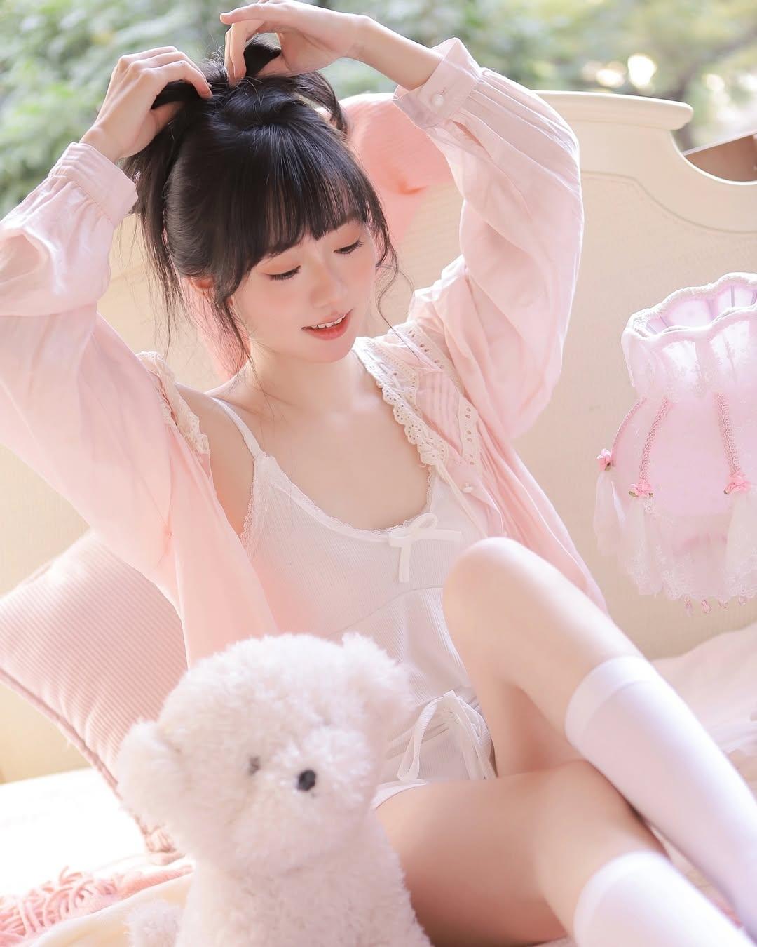 粉衣美人倚枕眠，梦回春日暖阳天。