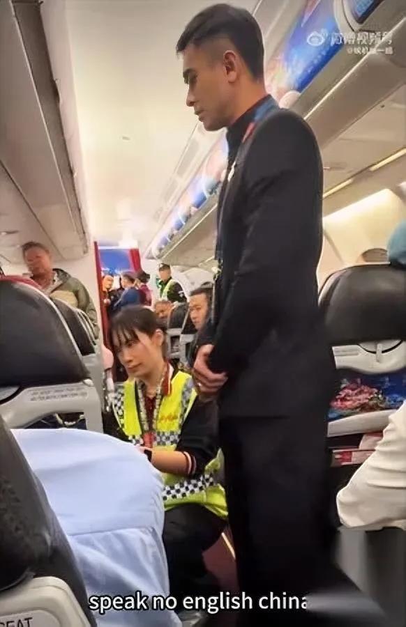 亚航航班滑回了。

全机人陪等1小时。

闹事儿的还喊自己是中国人？

就因为同