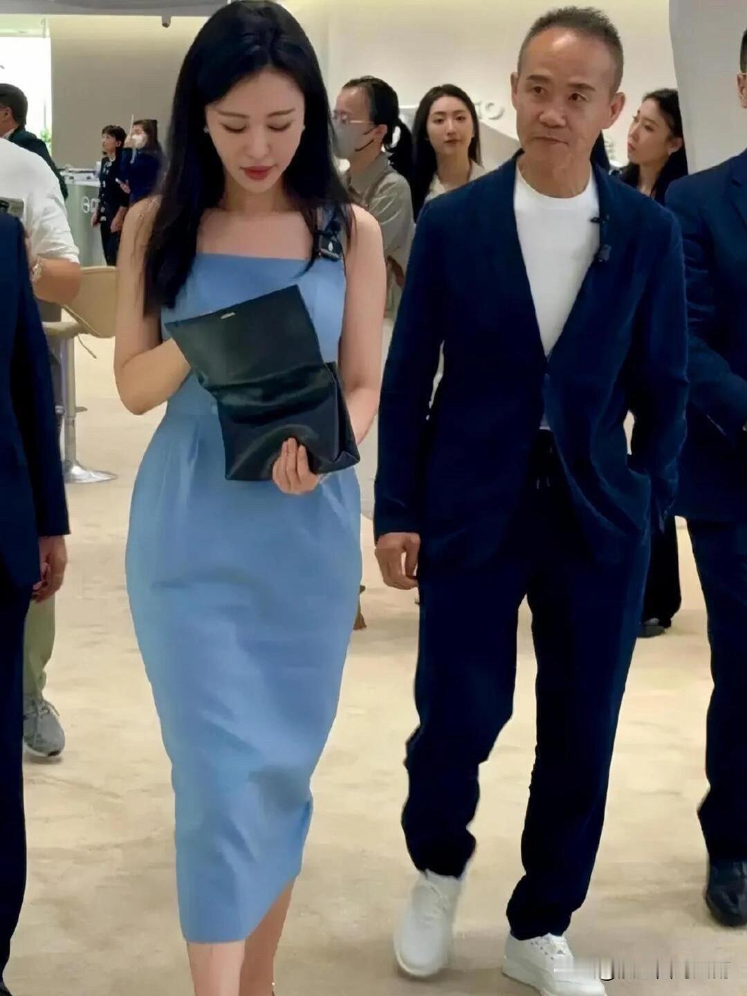 王石这一刀，何止是掀遮羞布，简直是把装腔作势的“伪贵族”底裤都扒了！“贵族不是喝